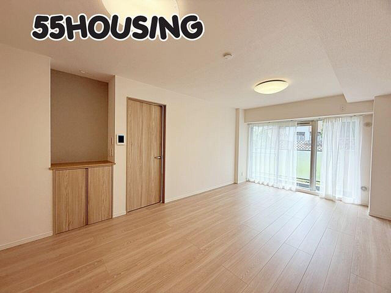 専用庭に面した掃き出し窓、1階だからカーテン越しの光が床まで届く