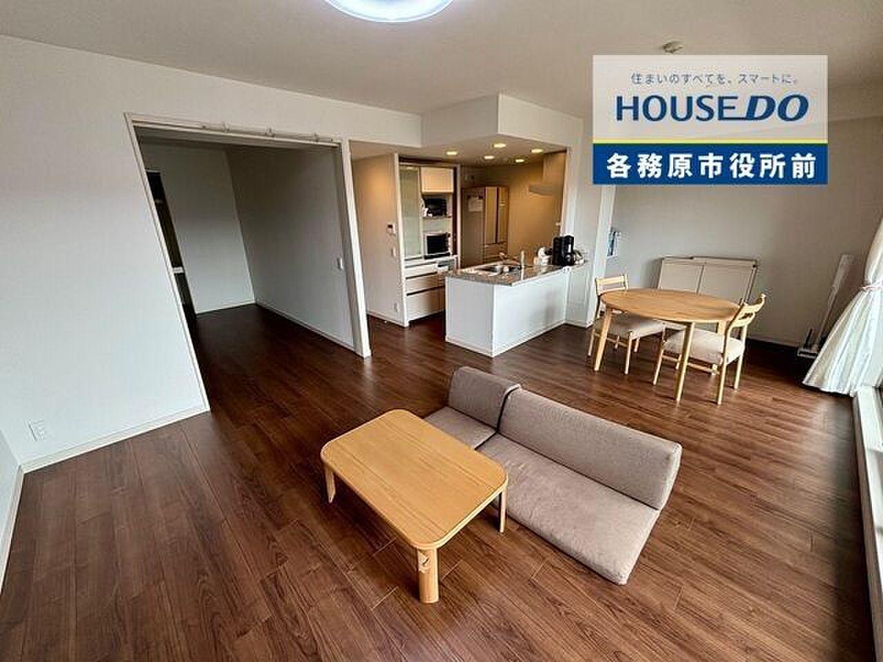 引き戸を開けて、14.3帖+6帖をひと続きの走り場に