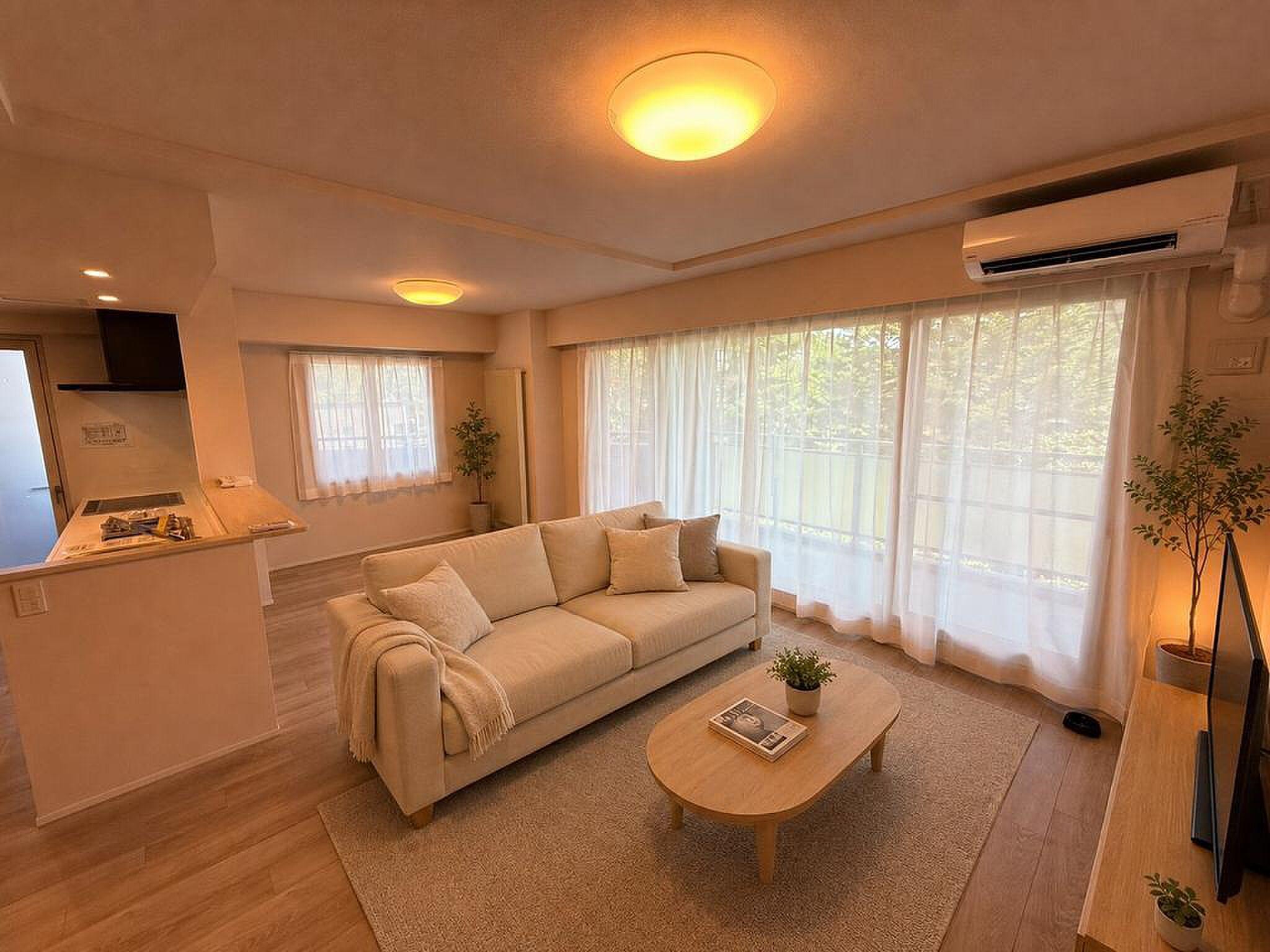 掃き出し窓いっぱいの緑を、床に座って眺める角部屋