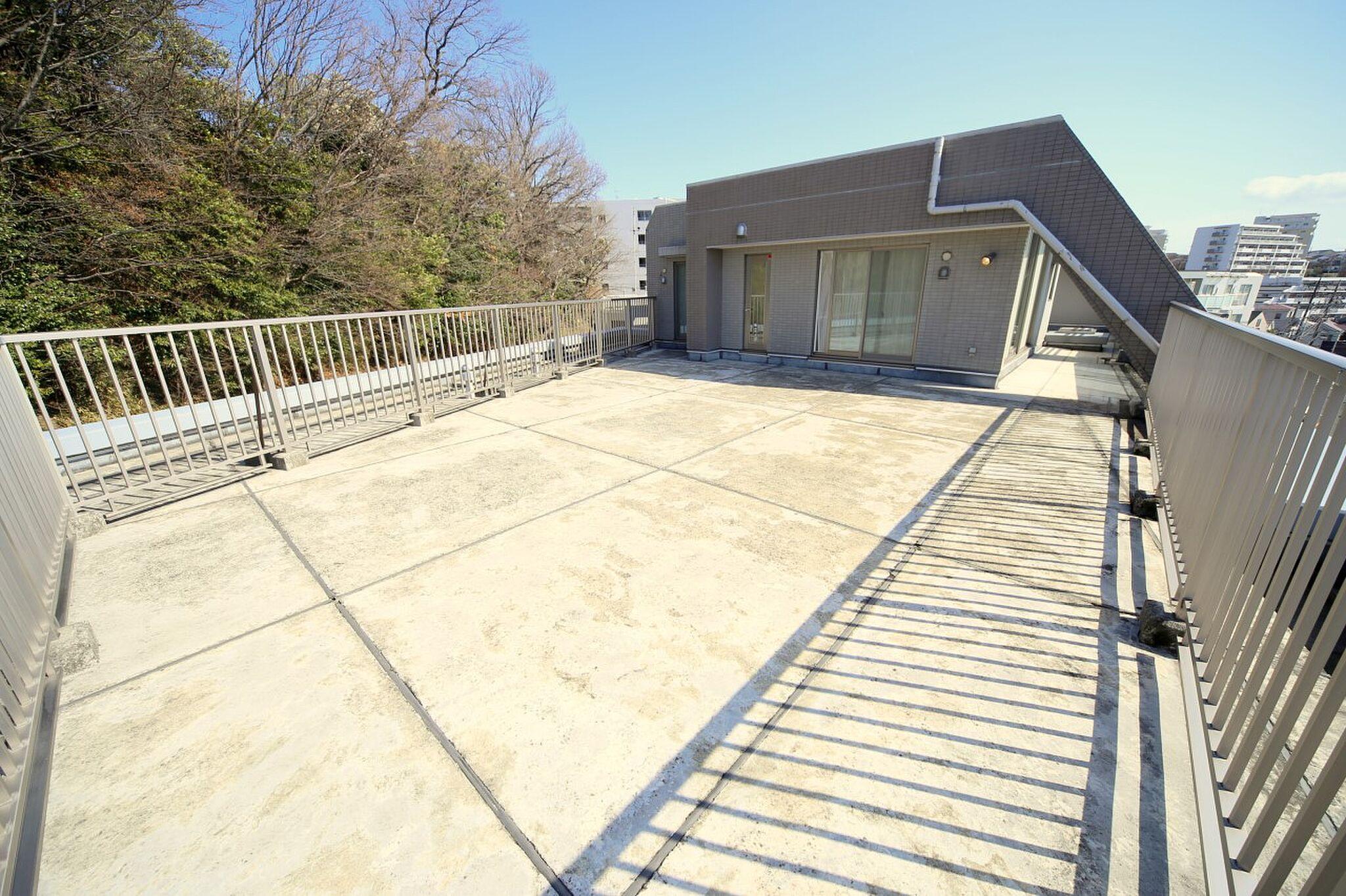 最上階、94㎡の空き地のような屋外。隣は雑木林