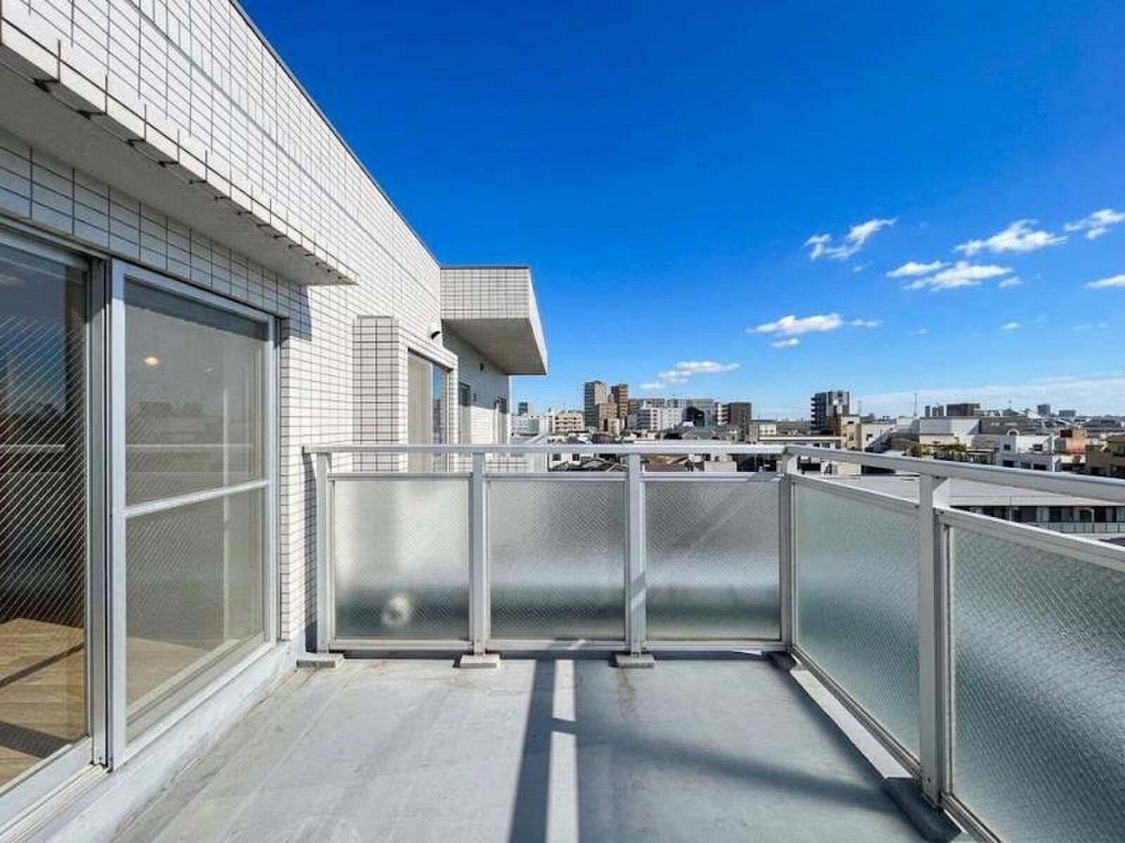 遮るものがない空の下、LDKの続きに外の居場所をつくる