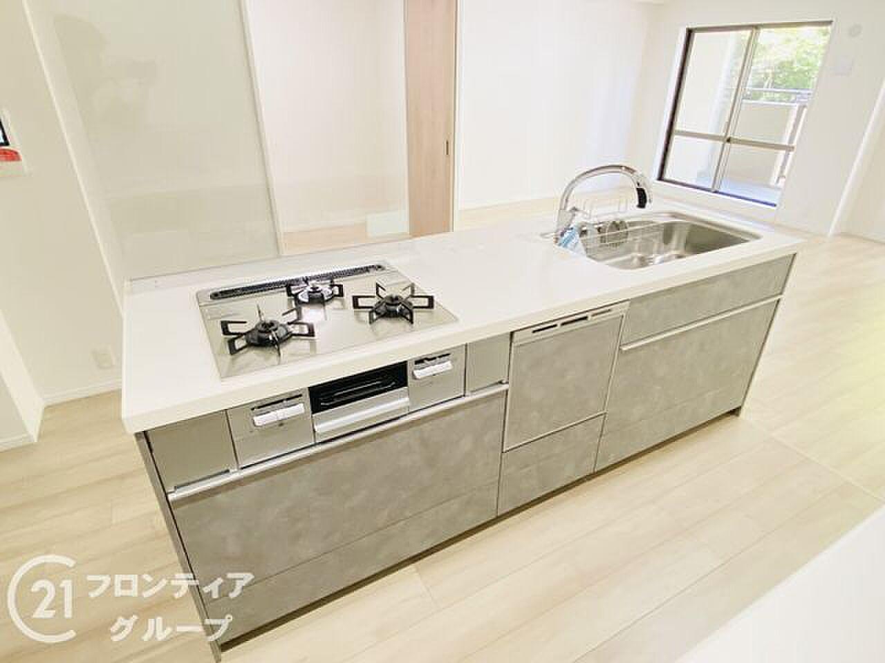 19帖の白い床に、島がひとつ浮かんでいる
