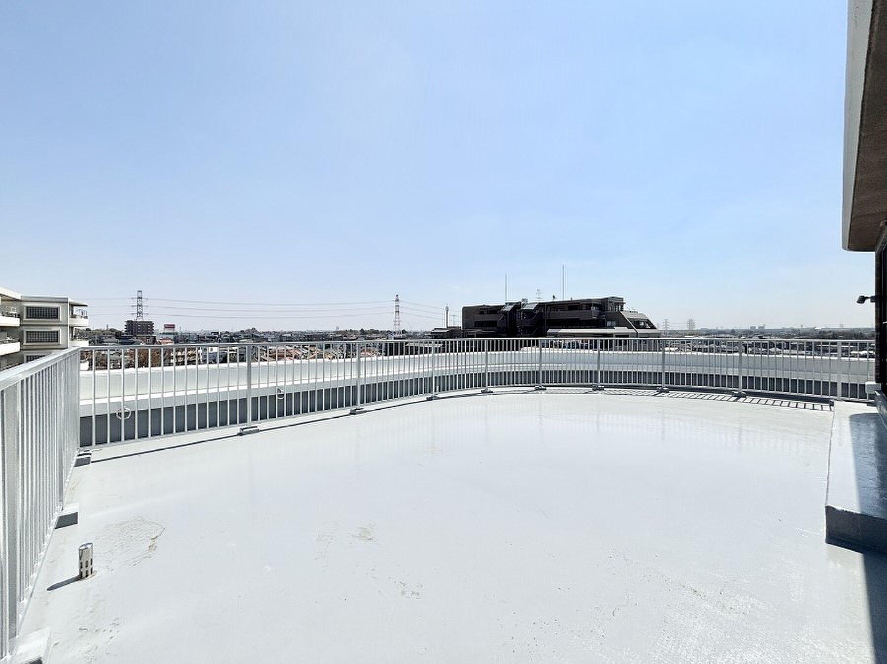 80㎡の白い甲板、空と街並みだけが正面にある