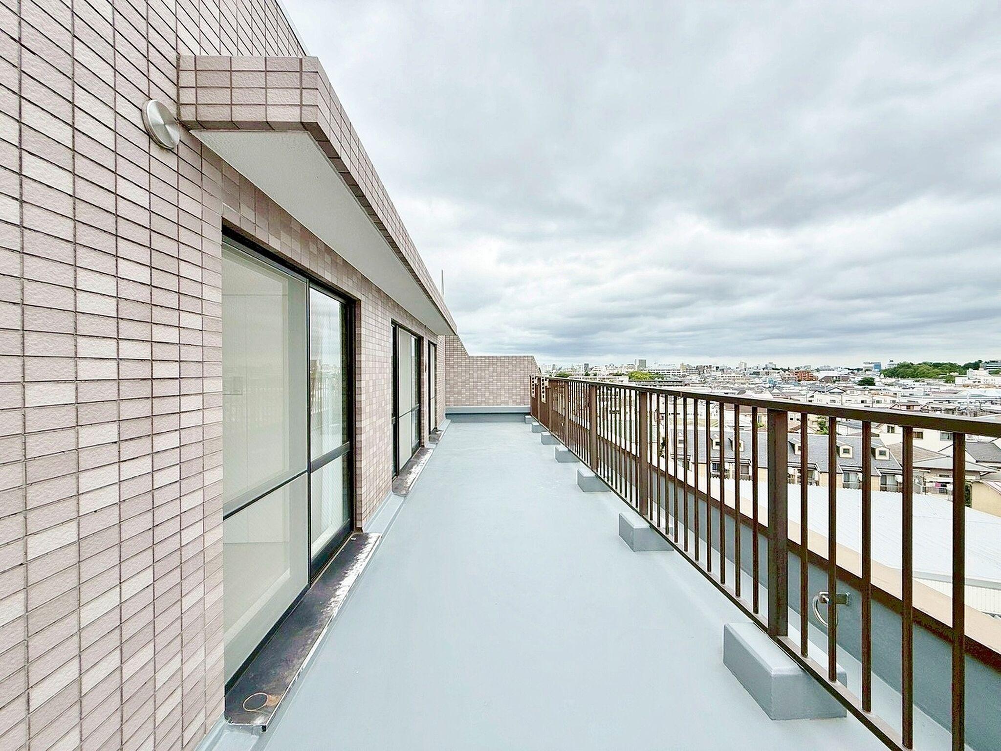 最上階の角、南東に伸びる30㎡の素の屋外