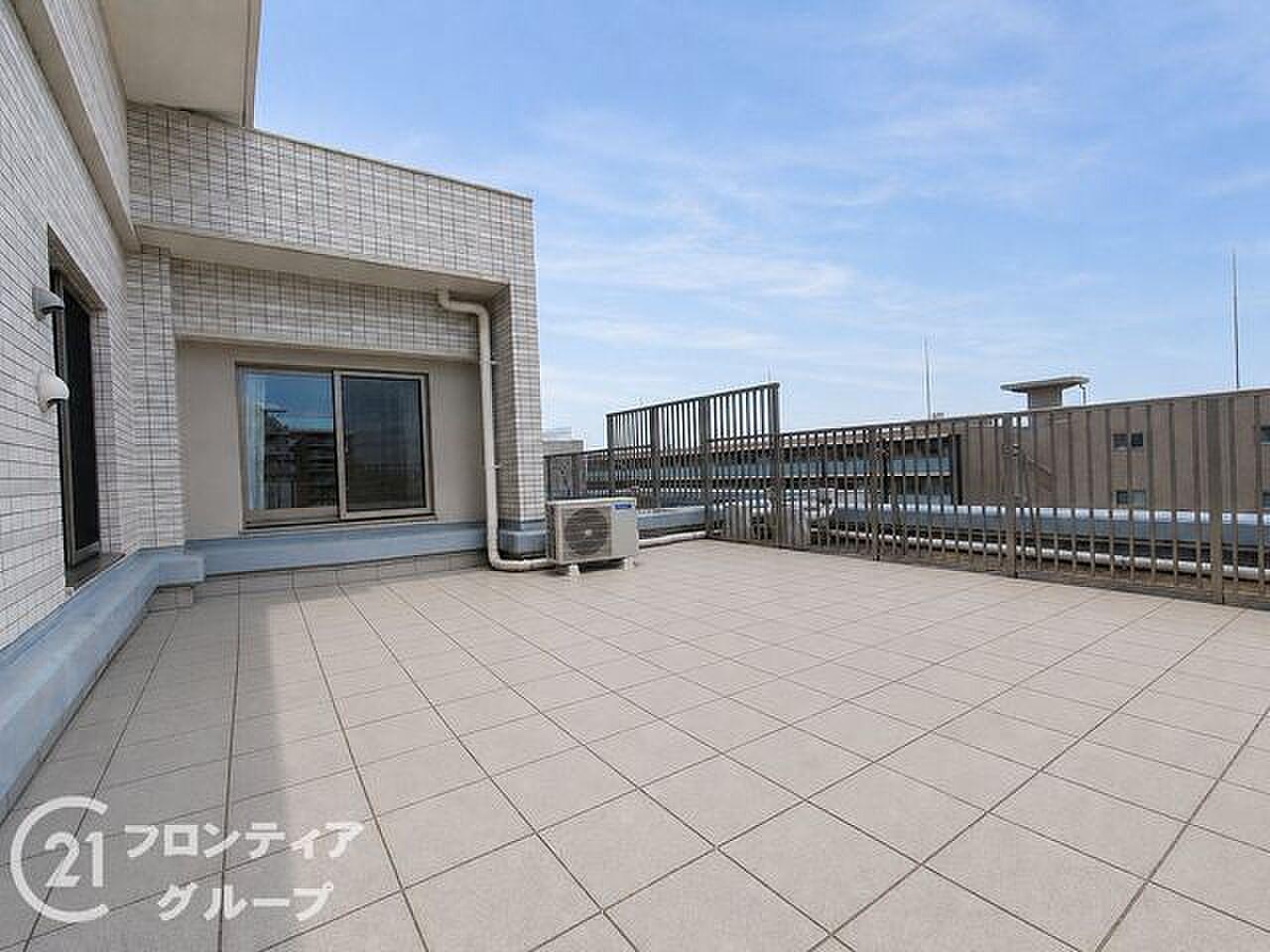 最上階、タイル敷きの42㎡が丸ごと空の下