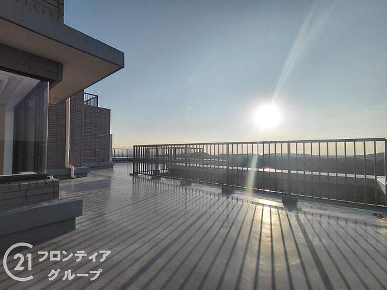 12階、63㎡の床に朝日が伸びていく