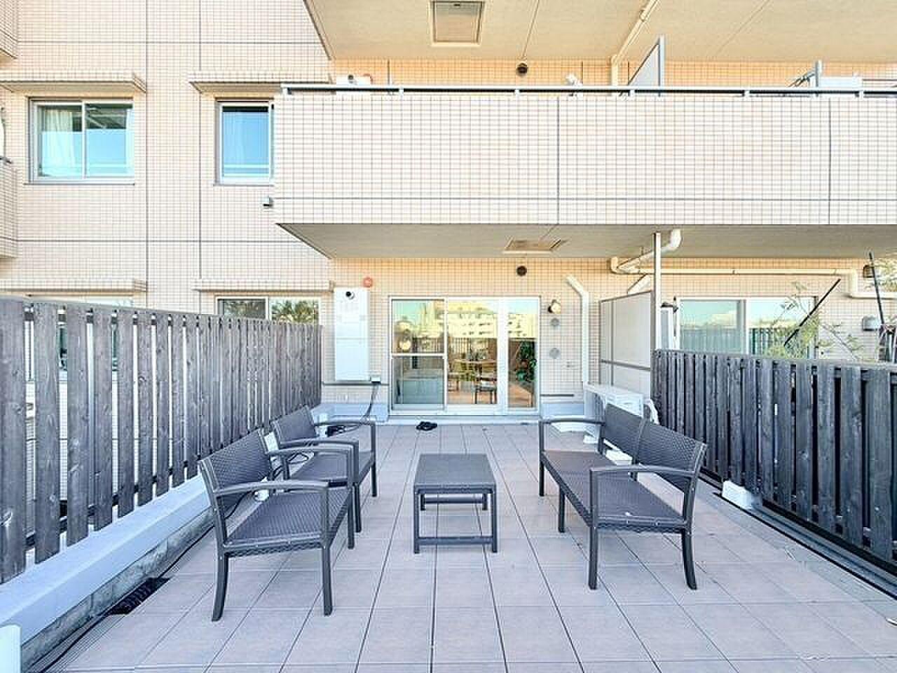 78㎡の人工芝と木の柵、住戸の外側にもう一室ある暮らし