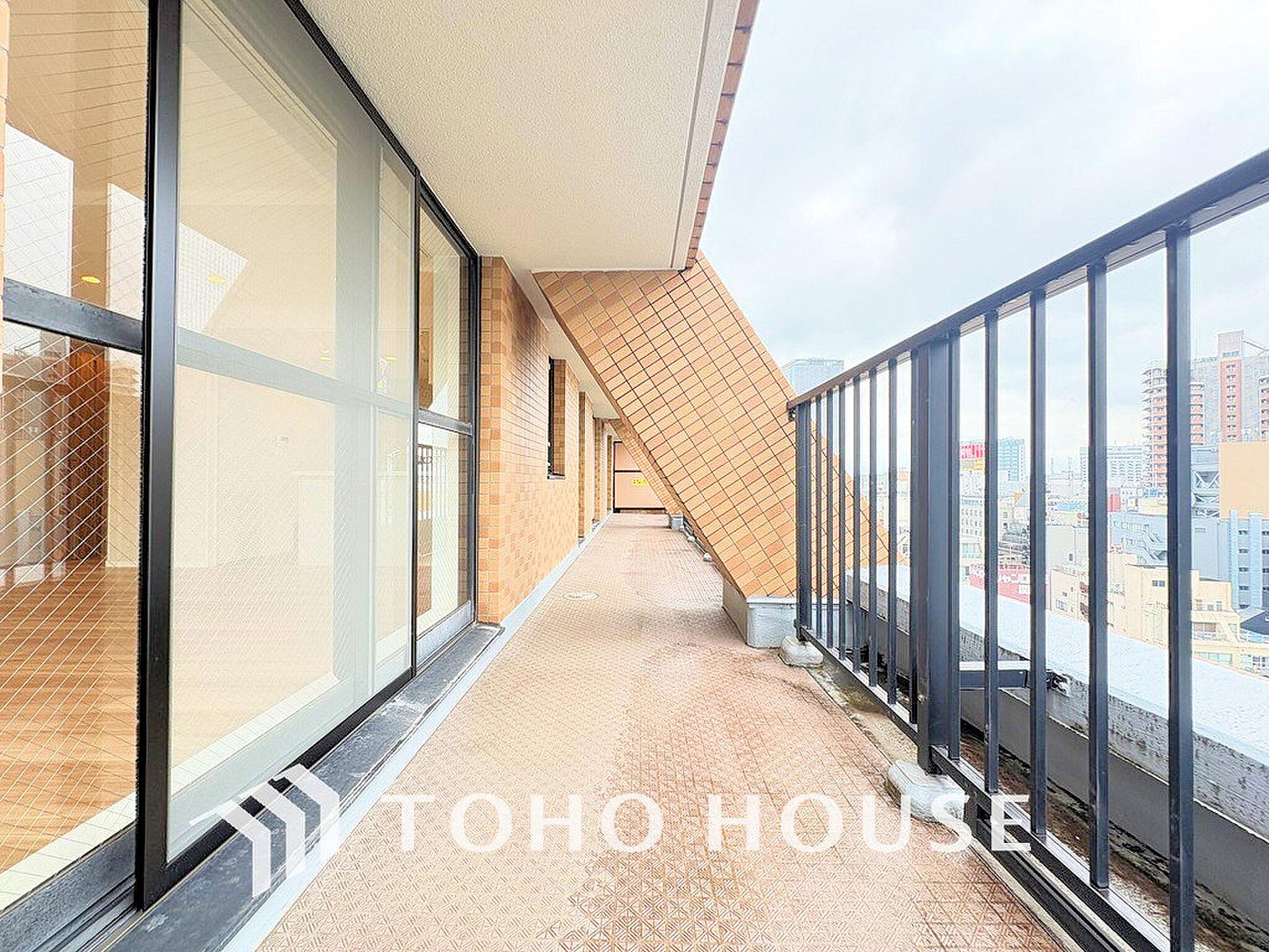 14階の南西角、街の屋根の上に伸びる細長い外の部屋