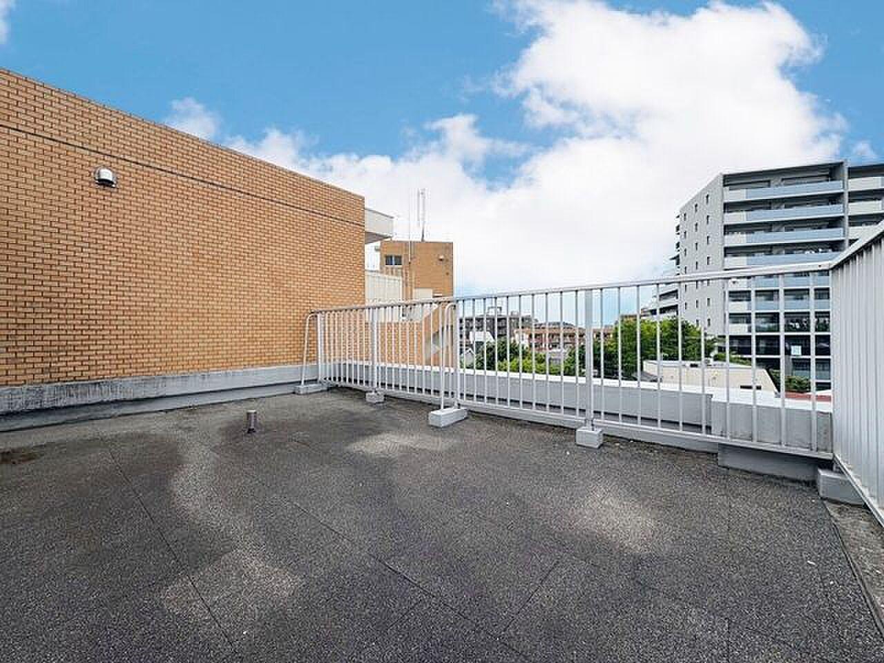 104㎡の最上階角部屋に、18㎡の空つきの余白