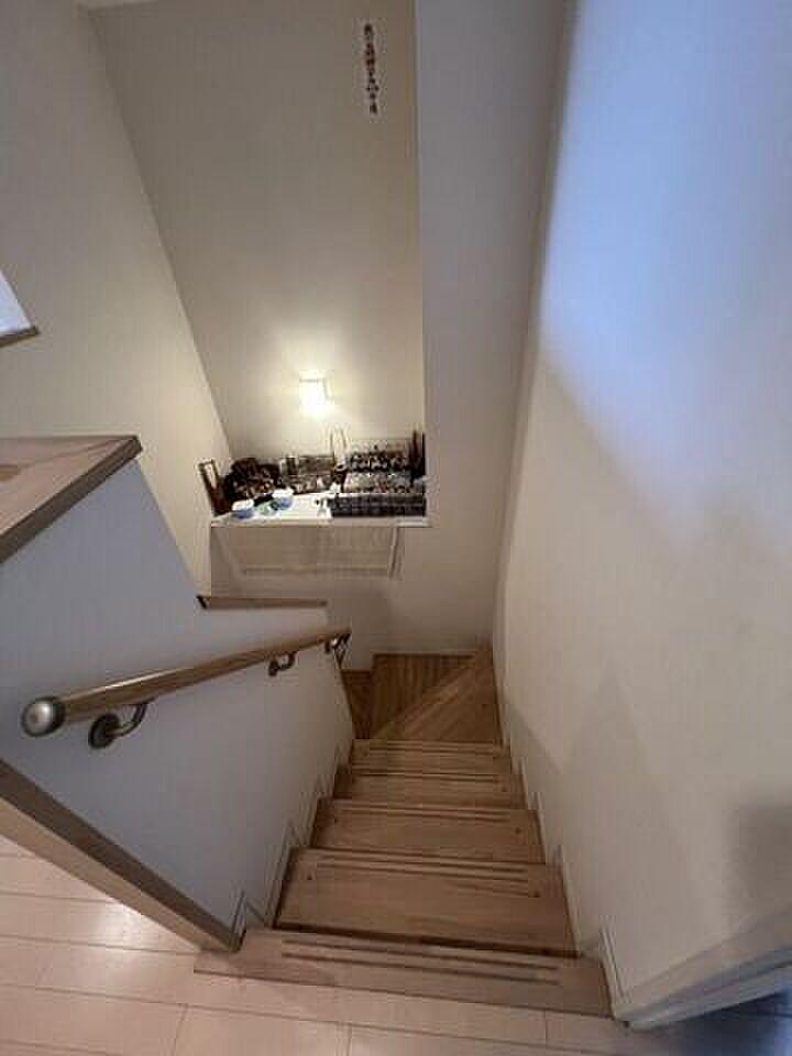 階段を下りれば、川と街を見渡す16.5帖のリビング