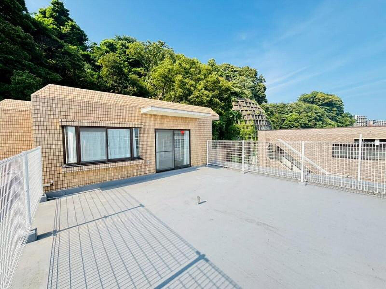 山の緑を正面に、約21㎡の平場が空ごと borrowed する最上階メゾネット