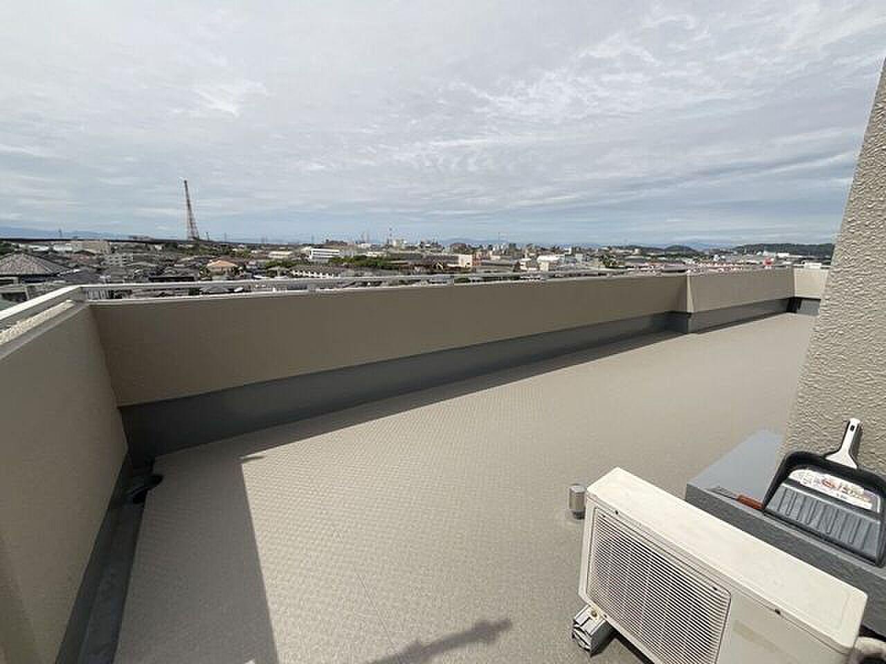 75㎡の屋外に、街と空だけが並ぶ9階