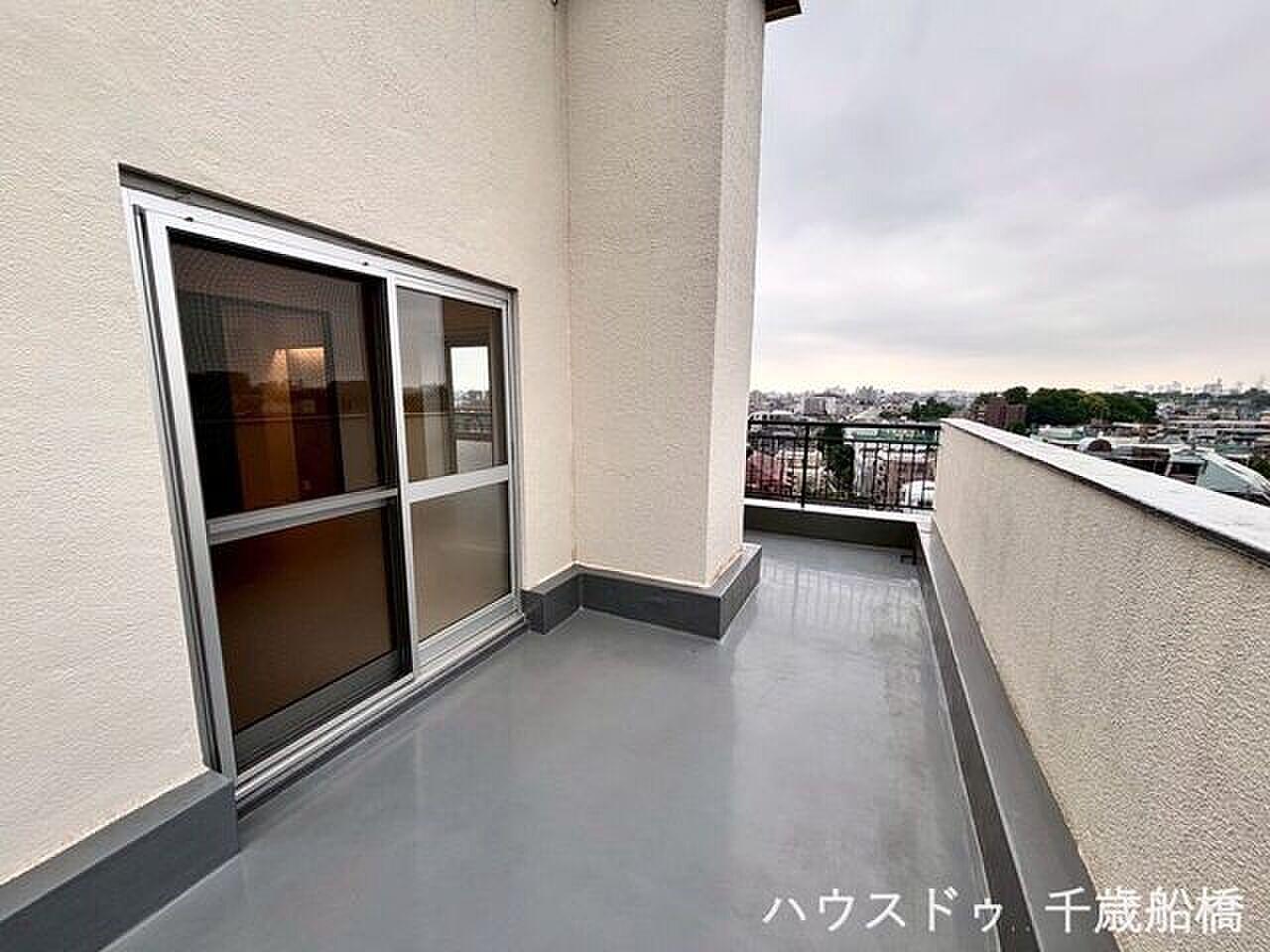 最上階、三方を屋上テラスが囲む1LDK