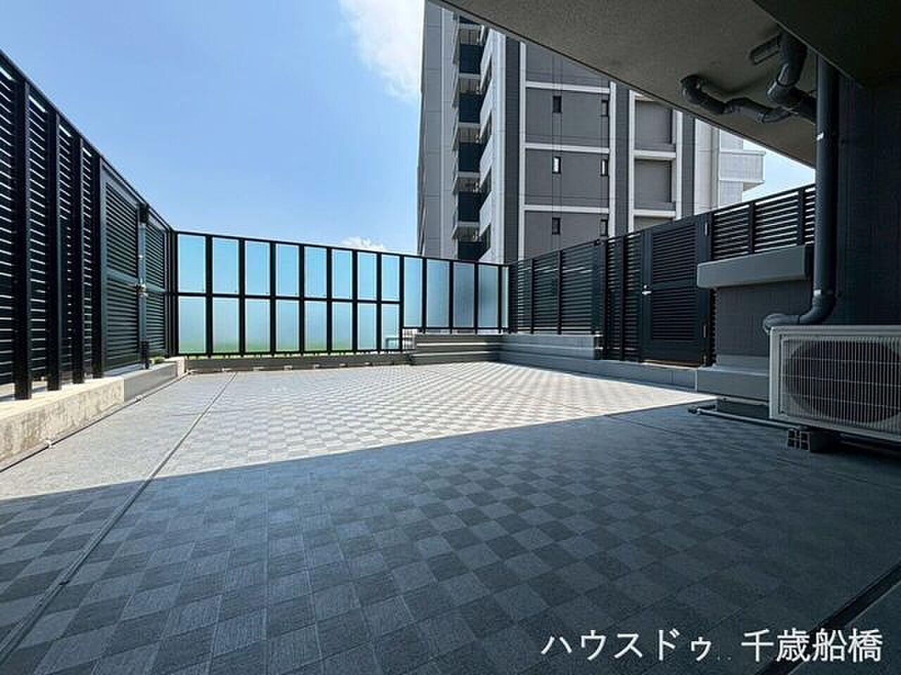 LDKの窓を開けた先に、37㎡の市松タイルが広がる