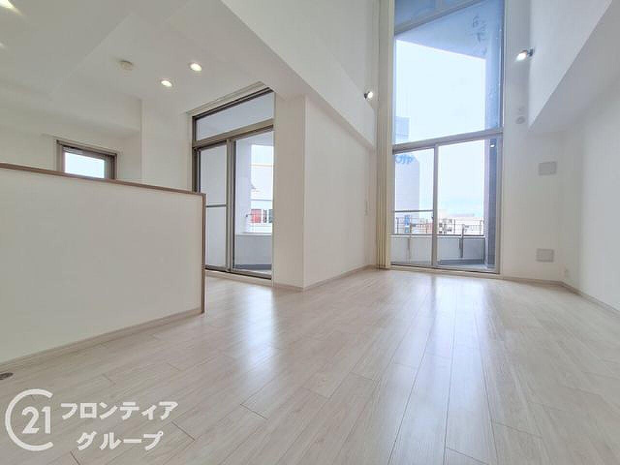 2層ぶんの高窓から、東の光が落ちてくるメゾネット