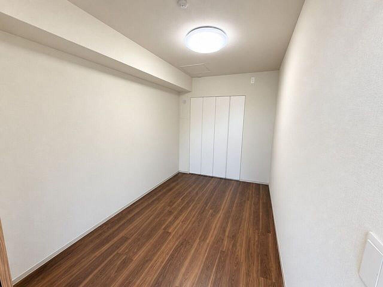 六甲の山並みを正面に、44㎡の屋上が一枚の庭になる