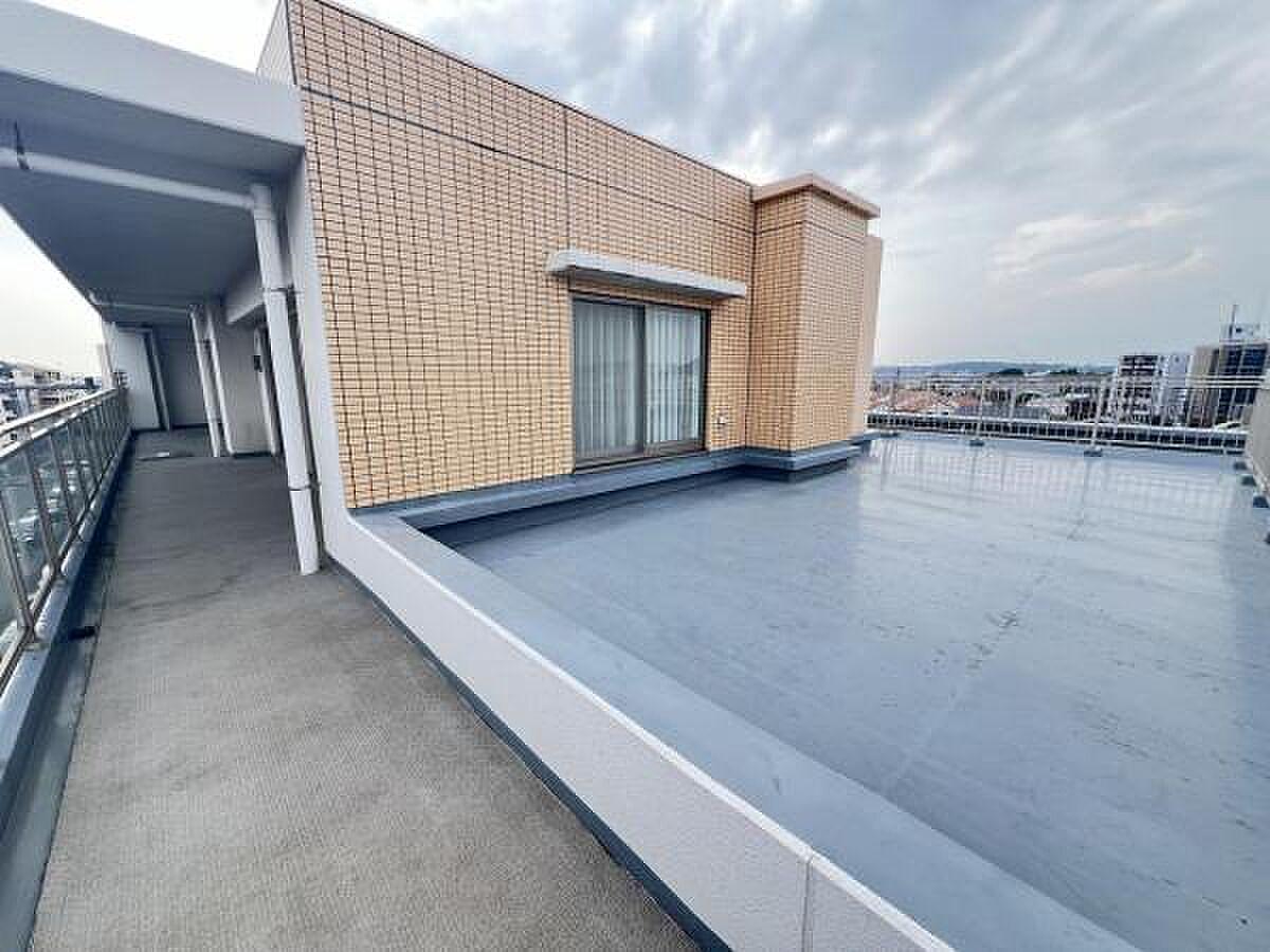 5階最上階、36㎡の空き地のような屋外をどう使うか