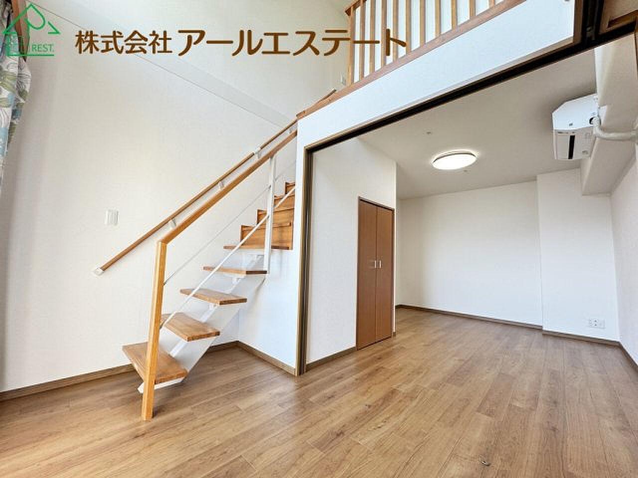 蹴込みのない木の階段が、10階と11階をつなぐ