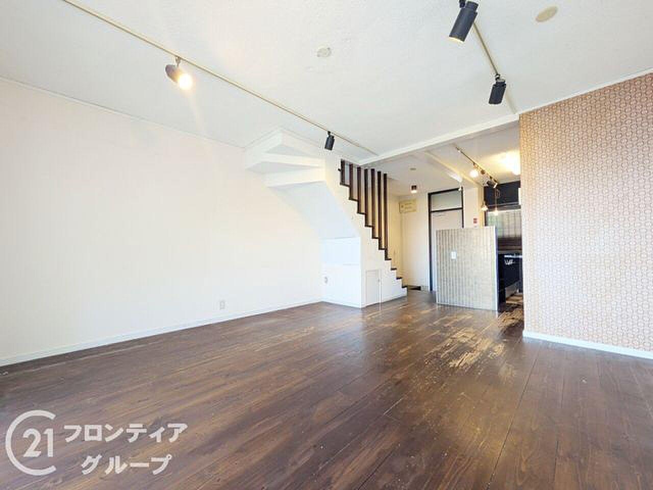 LDKの奥、白い壁から段板だけが浮かぶ階段を上って寝室へ