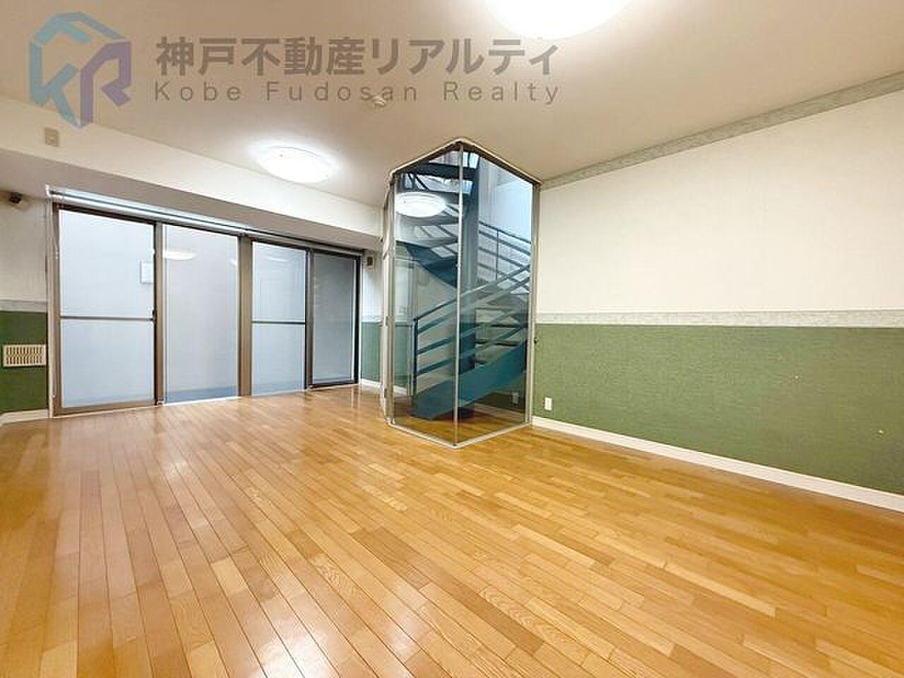 ガラスの箱に納まった螺旋階段で、下階のもうひとつの部屋へ