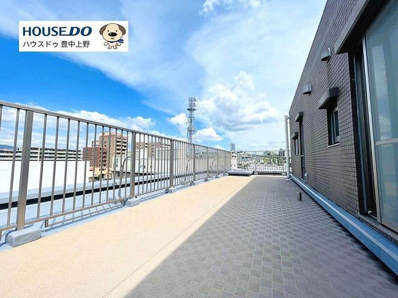 空に向かって一直線に伸びる、38㎡の屋上の床