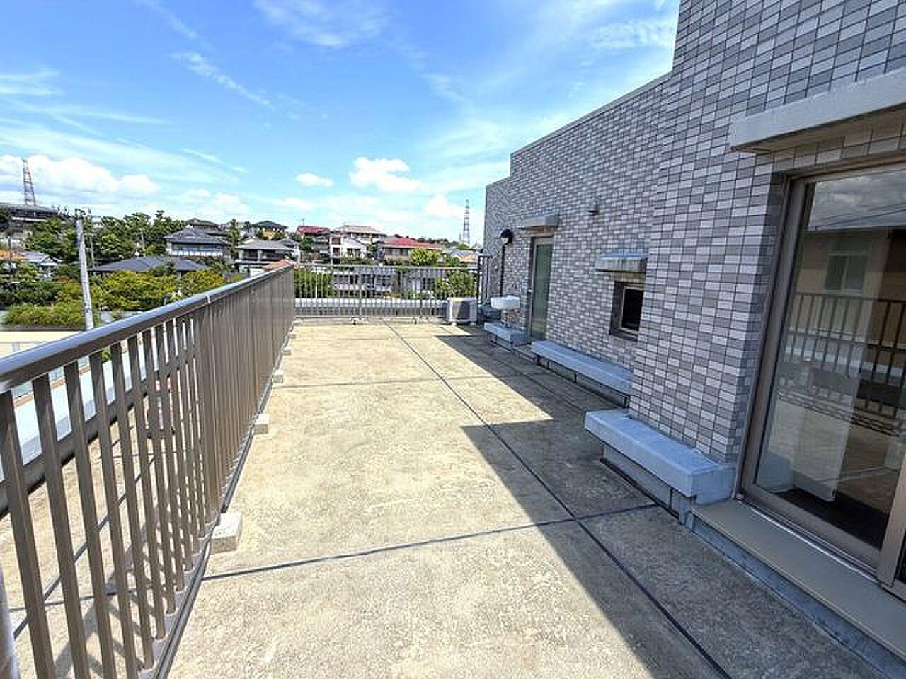 40㎡の床がまるごと空いている、三階建ての屋根の上