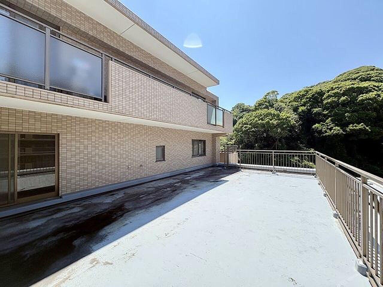 58㎡の白い平場と、緑の丘に抜ける空
