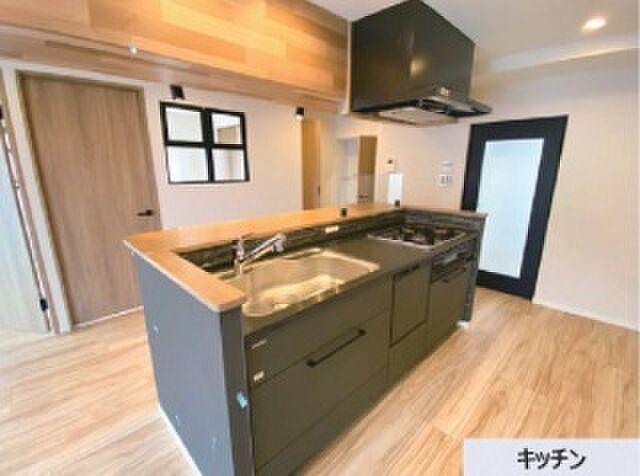 木の天板と天井の木貼りが、島の上で一直線に重なる