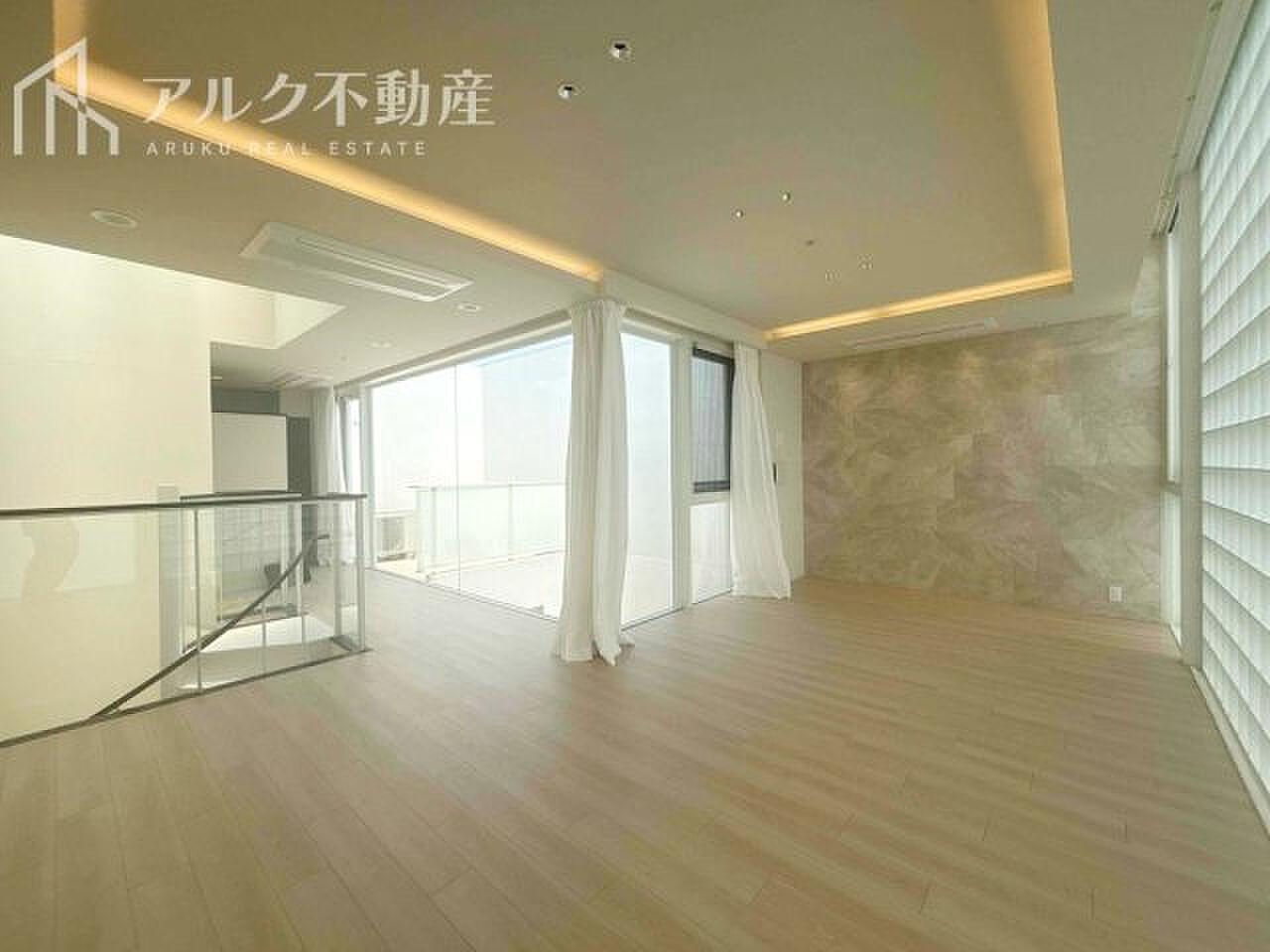ガラスの手すりの向こうに、光が落ちてくる3層の家