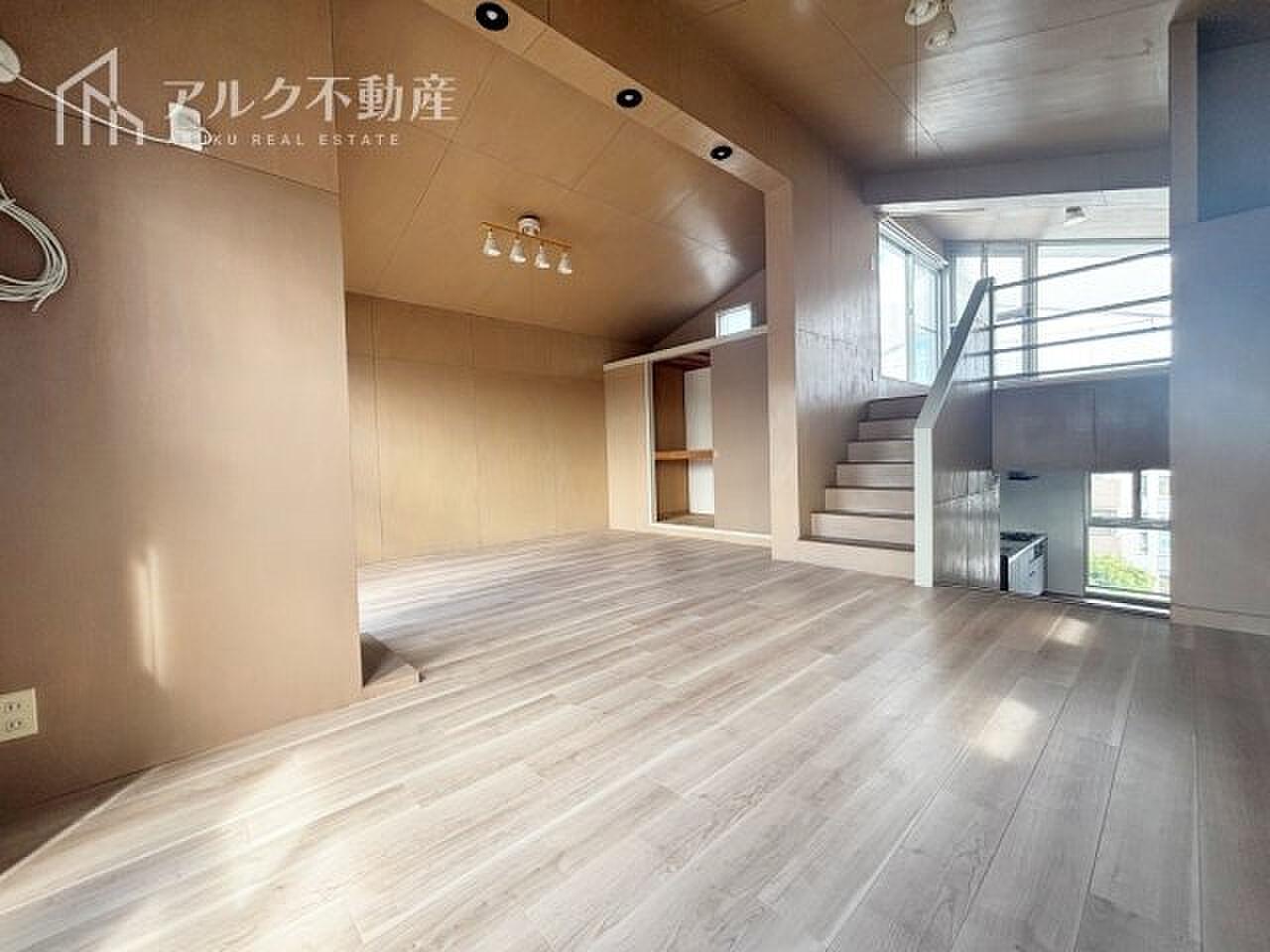 合板の勾配天井を見上げる、3層メゾネットの階段まわり