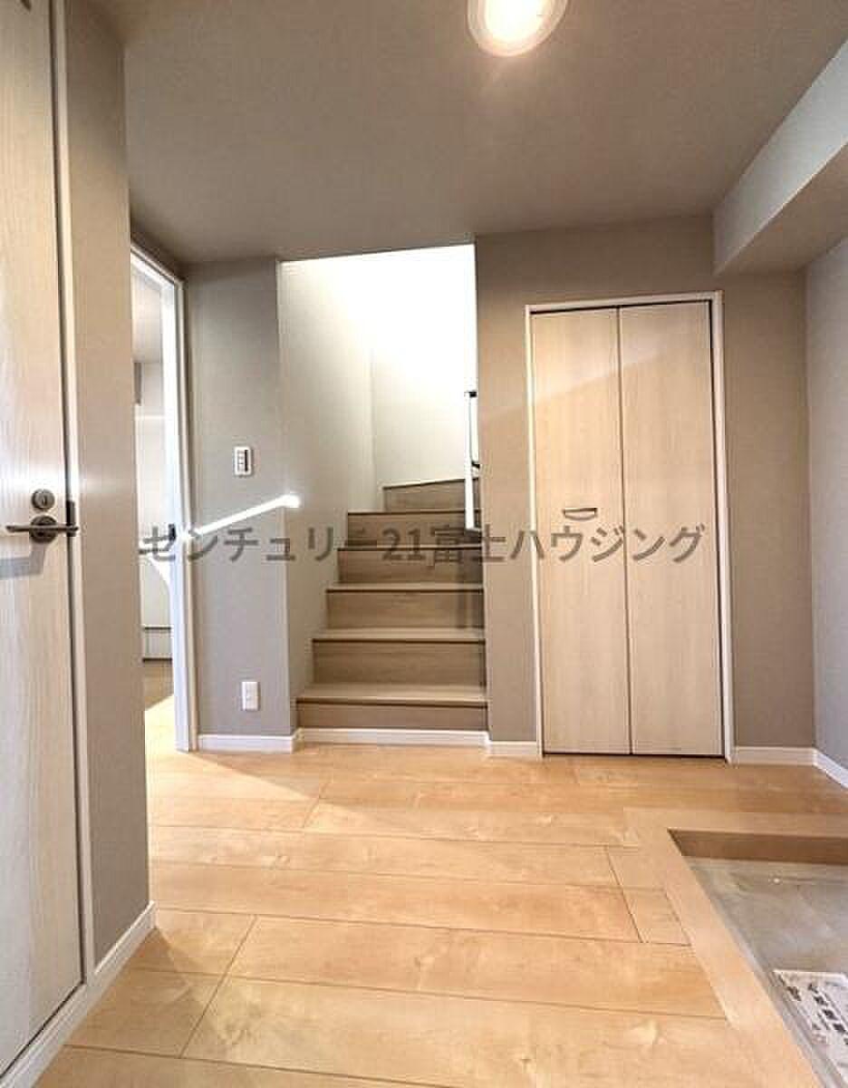 最上階の住戸に、上下階をつなぐ自分だけの階段がある