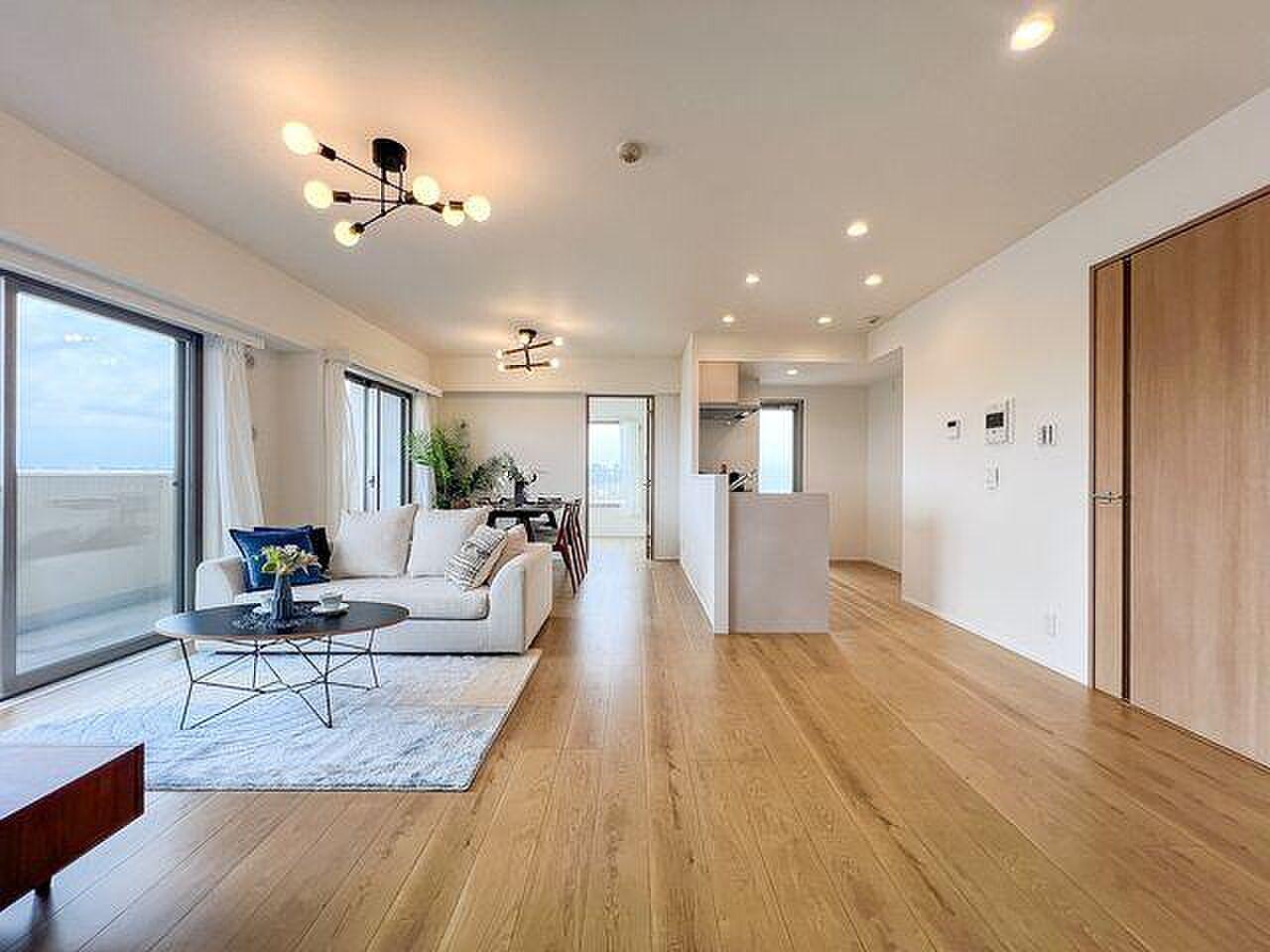 7階の空の下、細長く伸びるルーフバルコニーを自分の外の部屋に育てていく住まい