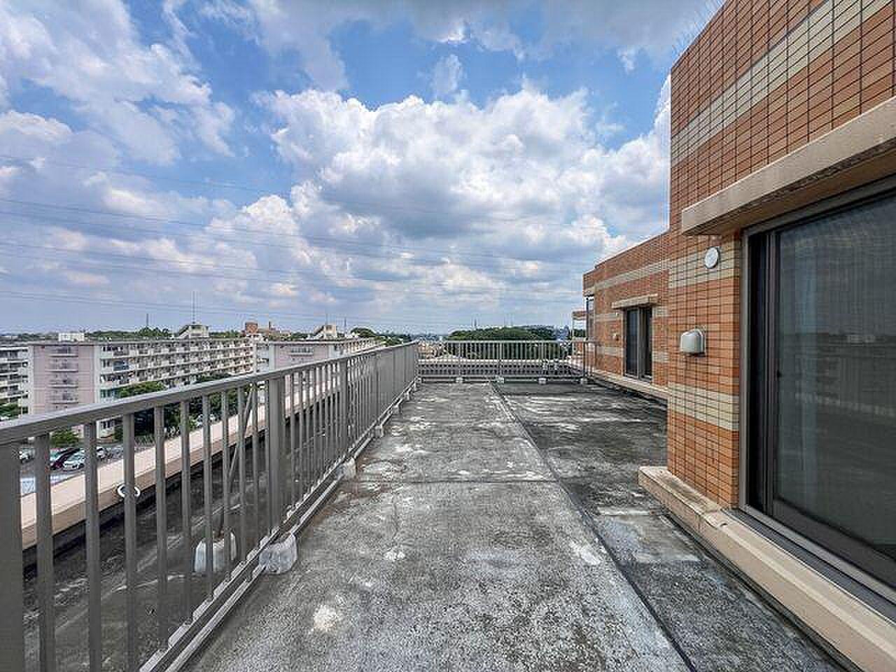 7階の空の下、細長く伸びるルーフバルコニーを自分の外の部屋に育てていく住まい