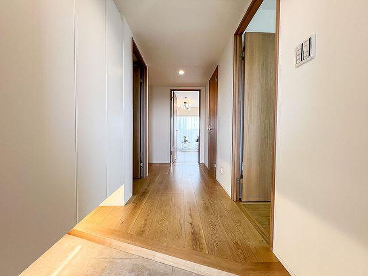 7階の空の下、細長く伸びるルーフバルコニーを自分の外の部屋に育てていく住まい