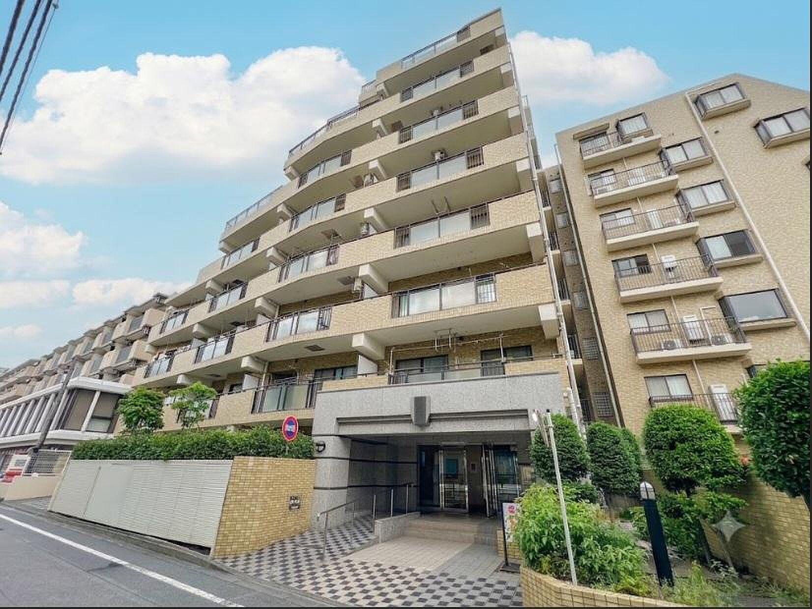 洗濯物も、椅子ひとつも、全部が空の下。南西へ細長く伸びる屋上の平場