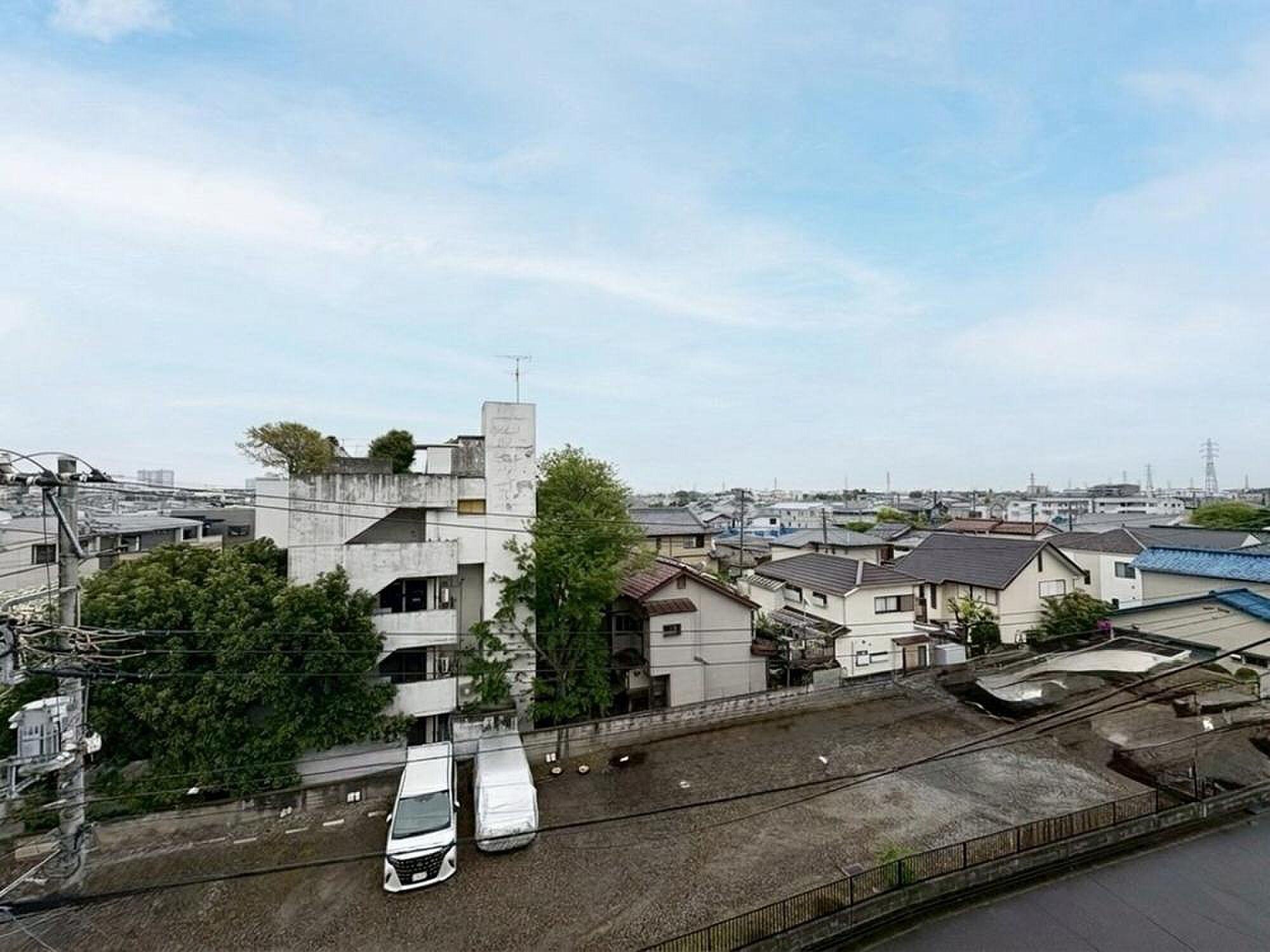 最上階4階、空だけが正面にある屋上の平場。朝のコーヒーも夜の星も、ここが定位置になる