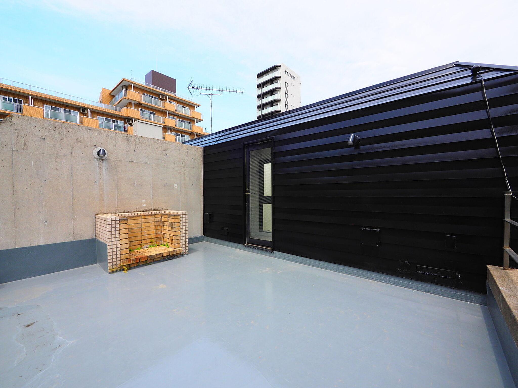 最上階の屋根の上、四方を囲まれた四角い空を独り占めする