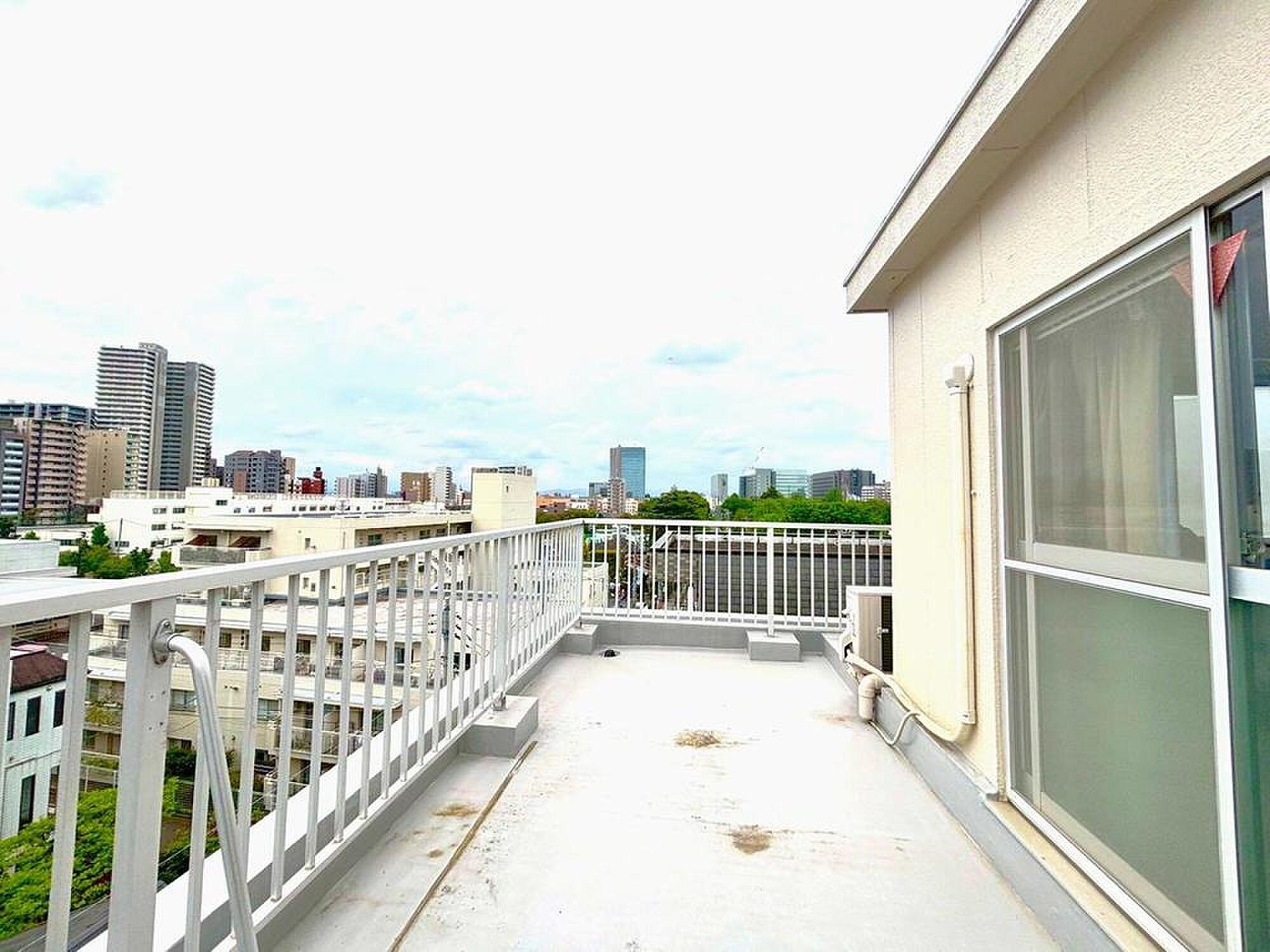 最上階6階、南向き20㎡の空。街の稜線を見渡す屋上の余白