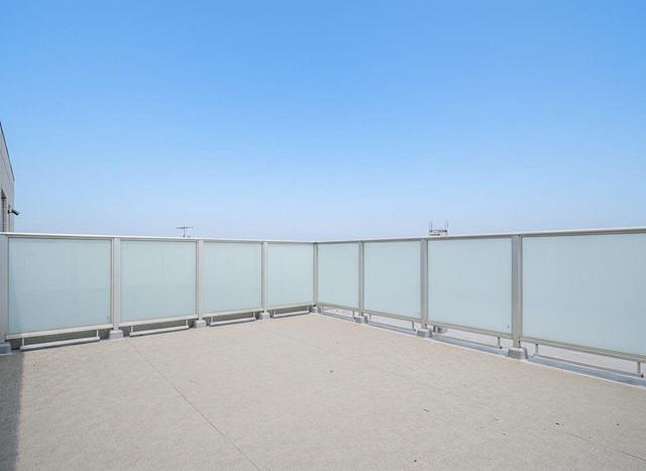 空だけが見える22㎡。フェンスの向こうは、ぜんぶ青