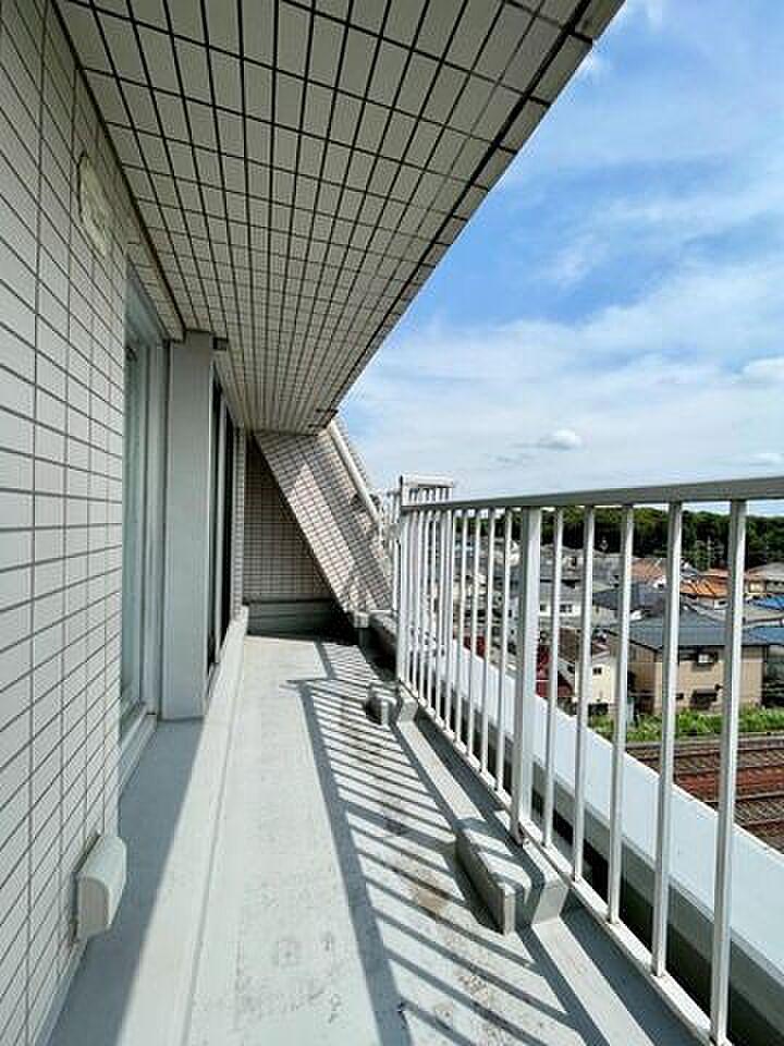6階の空をまるごと。24.5㎡のルーフバルコニーとメゾネットで暮らす