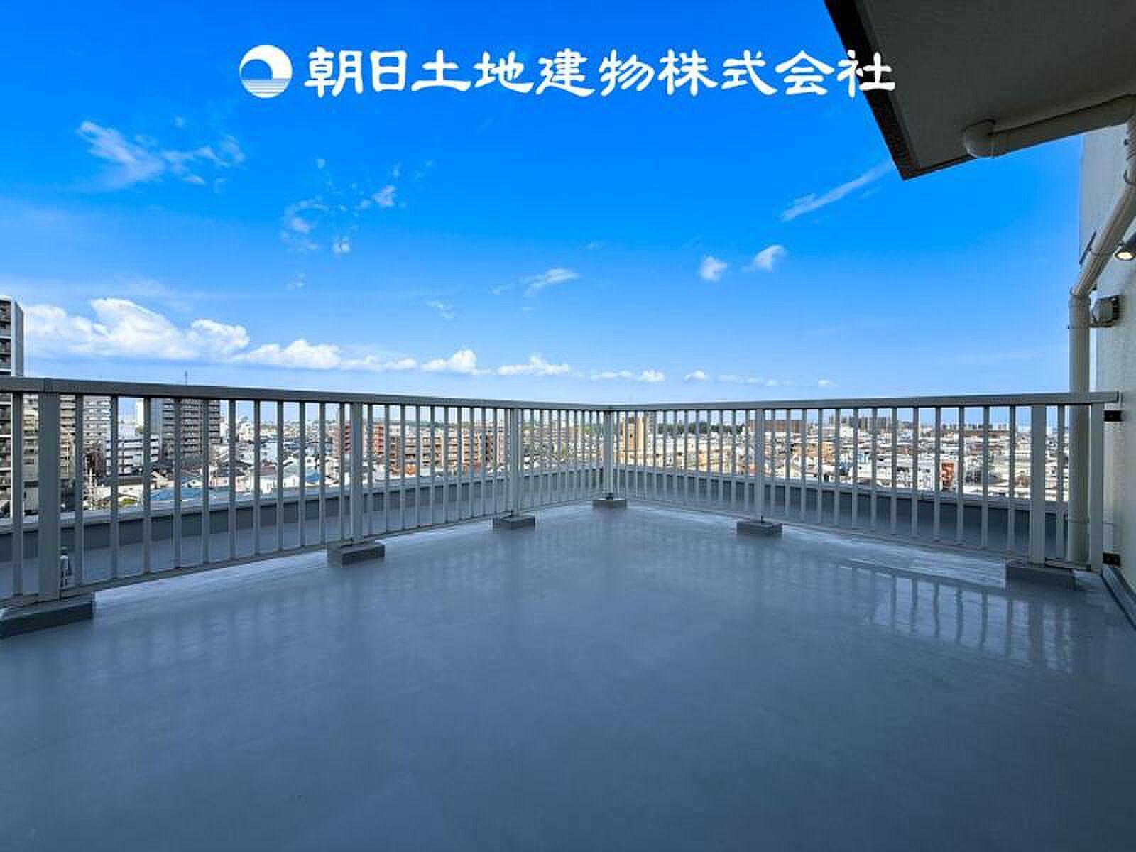 8階、25㎡の平場に立つと空が視界の半分を占める