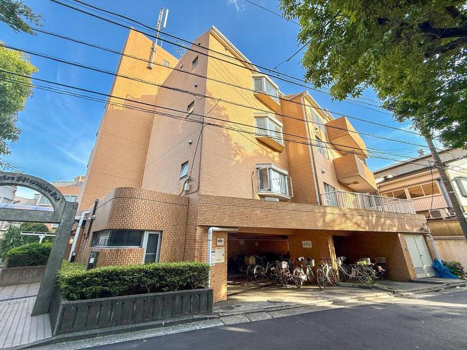 5階建ての最上階、赤い屋根越しに空がひらける約29㎡のルーフバルコニー