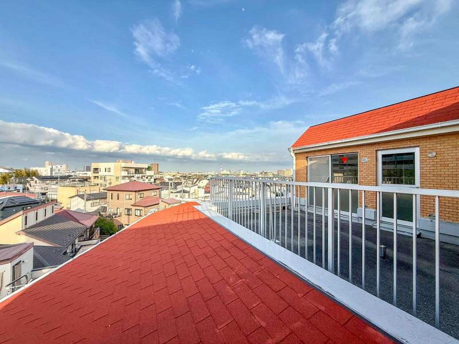 5階建ての最上階、赤い屋根越しに空がひらける約29㎡のルーフバルコニー