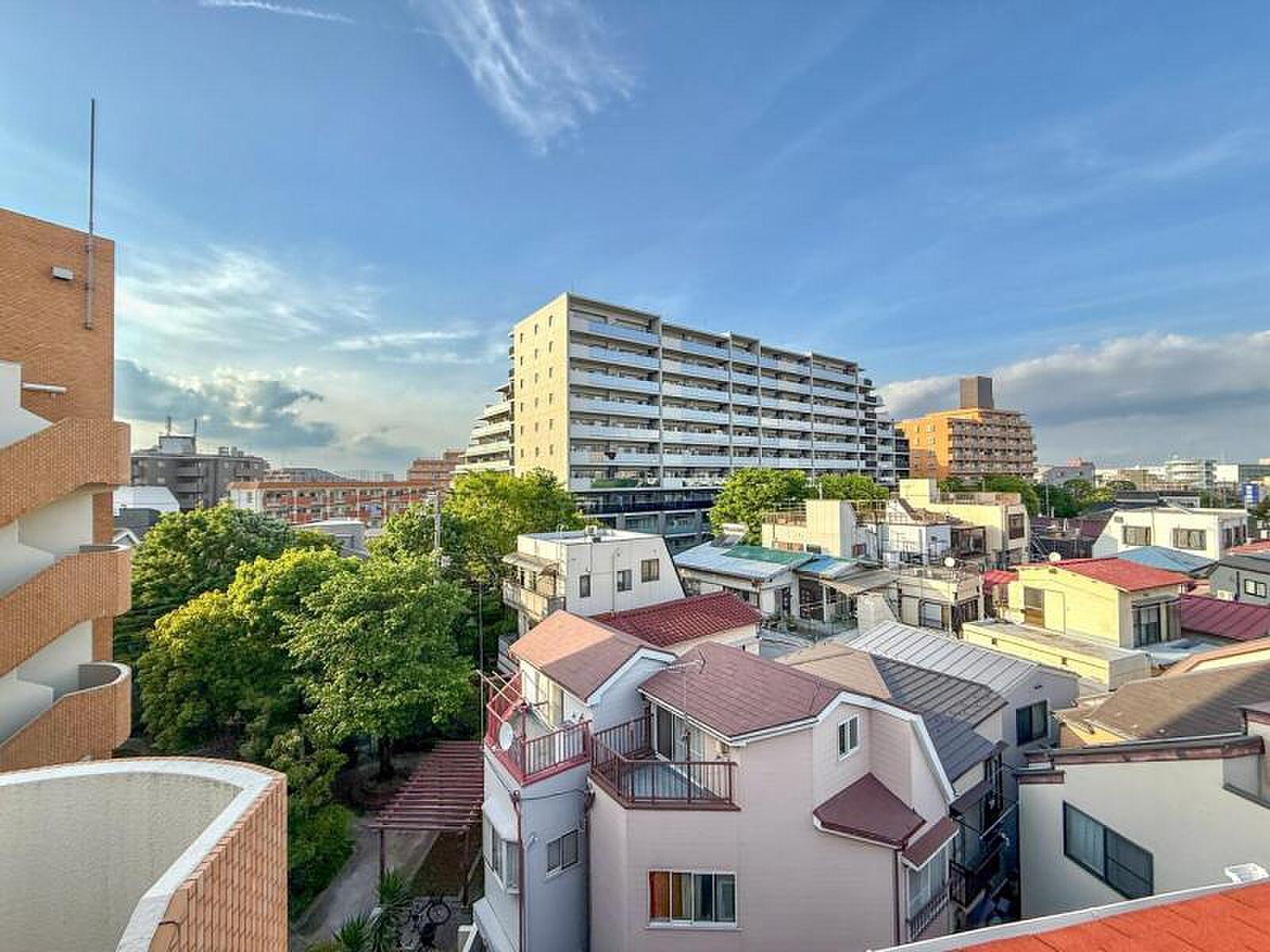 5階建ての最上階、赤い屋根越しに空がひらける約29㎡のルーフバルコニー