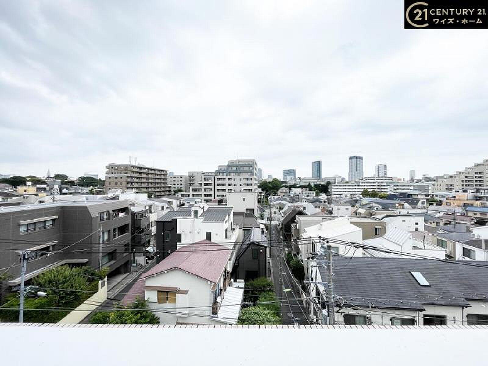 78㎡の人工芝、7階の高さにある庭