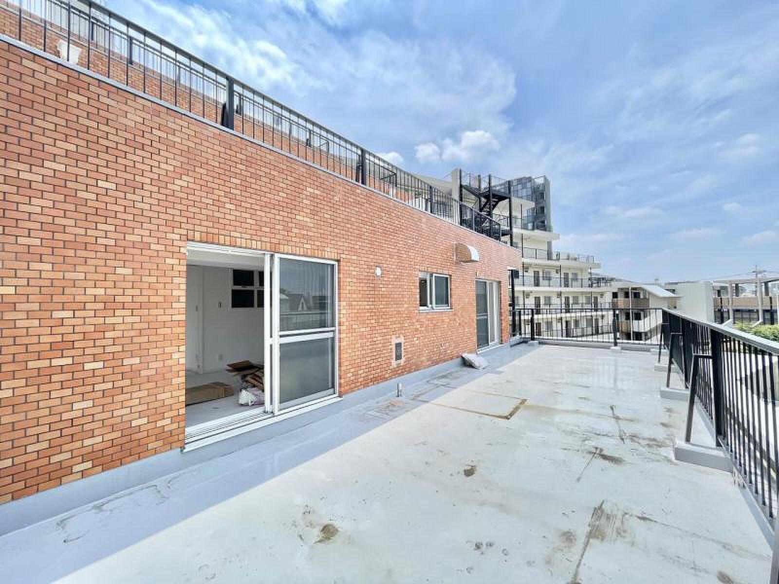 35㎡超の平場が、部屋の続きとして東の空へ伸びていく
