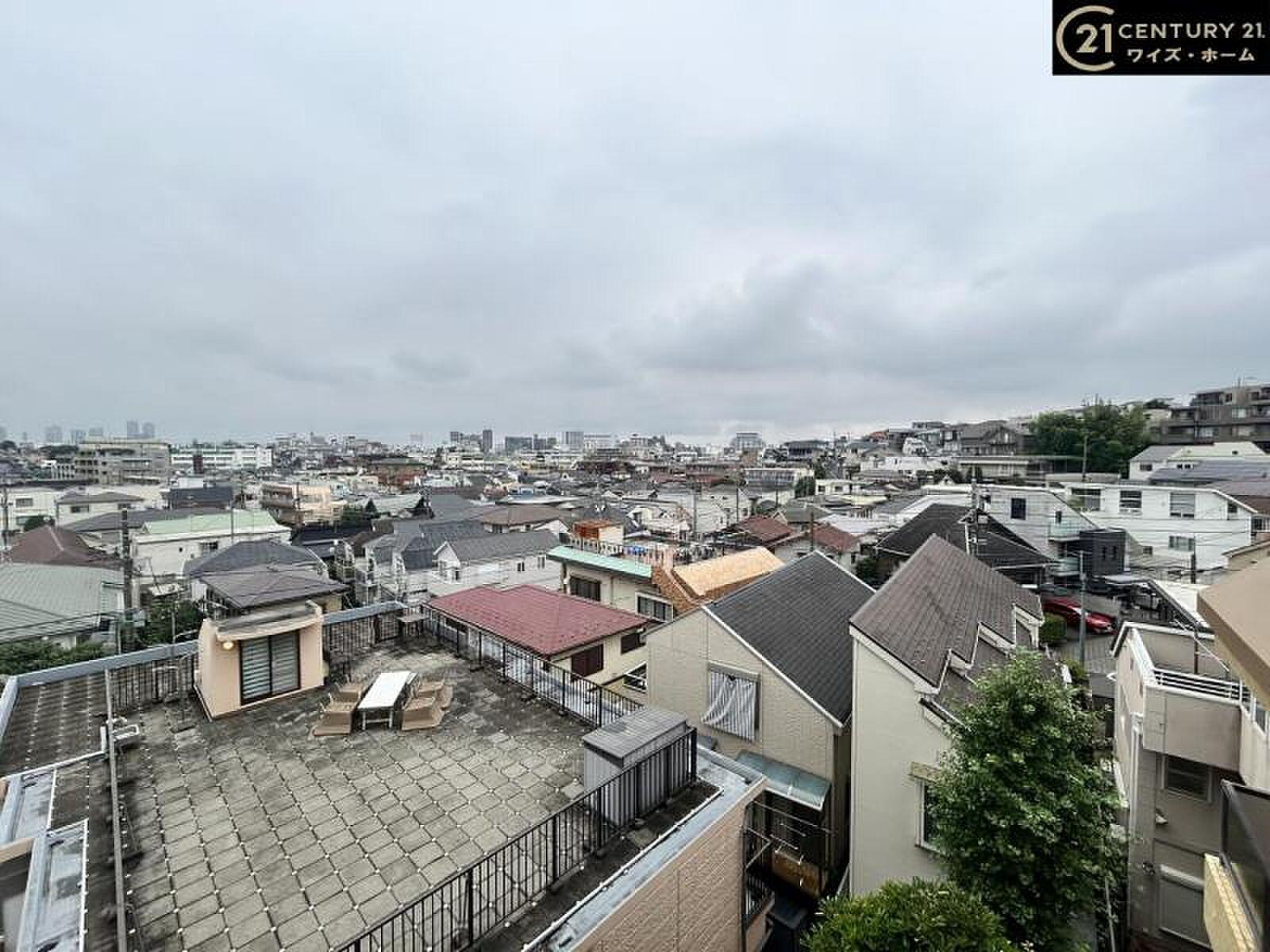 3階建て最上階、屋根の上に広がる32㎡超の空の余白