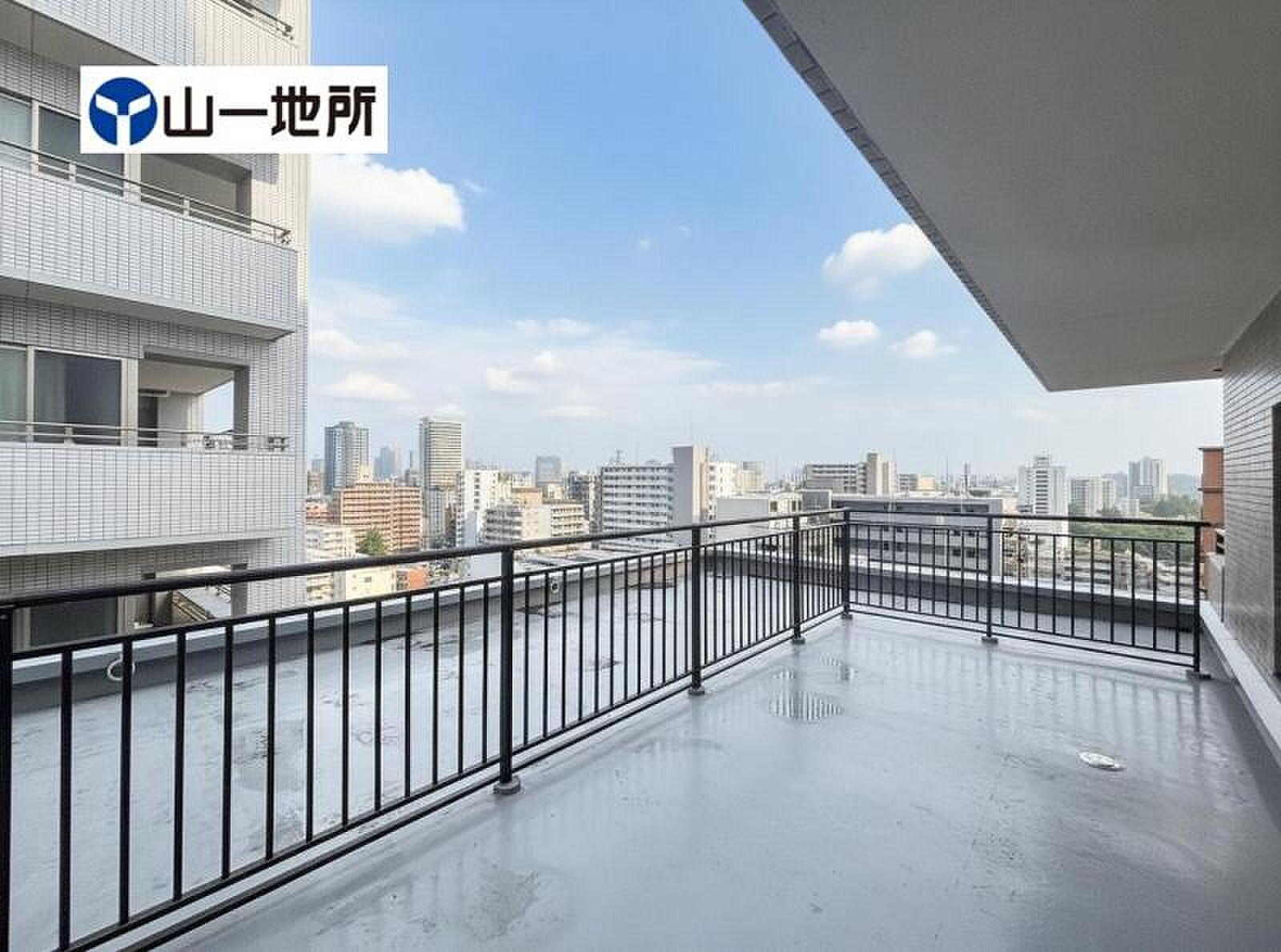 最上階の角、空へ抜ける13㎡の屋外リビング