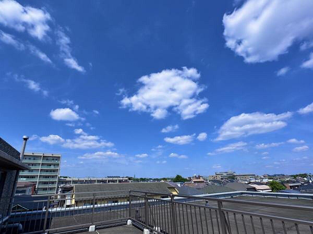 22㎡超の南向きルーフバルコニーに出れば、視線をさえぎるもののない青空が広がる