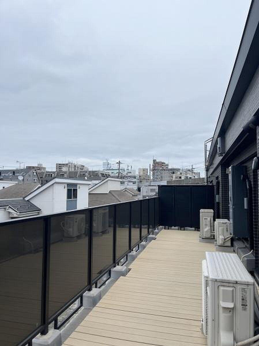 最上階、木調デッキの細長い空。西荻窪から徒歩4分の距離に、19㎡超の屋外がある
